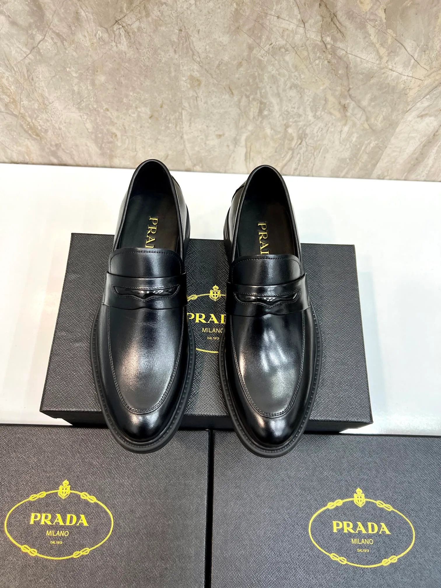 Original order quality: P580 Brand: PRADA (Prada) Standard code: Men's size 38/44 (45 can be customized) Grade: Same style as the official website High-quality men's shoes Material: Original cowhide Water-dyed cowhide lining Rubber outsole Style categories: Men's fashionable formal leather shoes Slip-on men's shoes series Young fashion European and American trends British style Top luxury Color: Actual picture